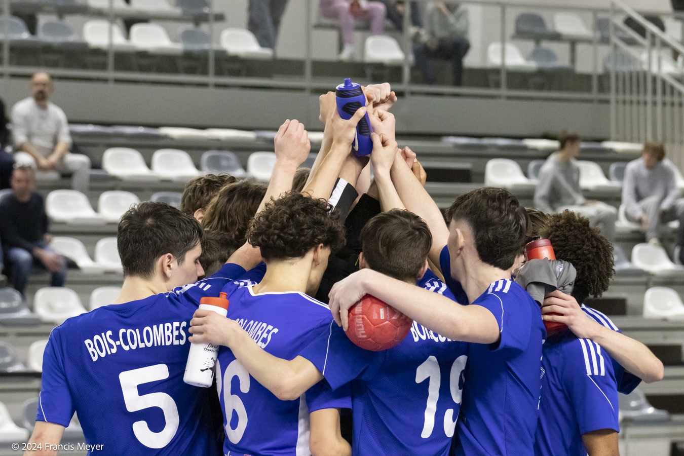 découvrez les principes et les stratégies de l'attaque 3-3 en handball : organisation, mouvements clés et conseils pour optimiser l'efficacité offensive de votre équipe.