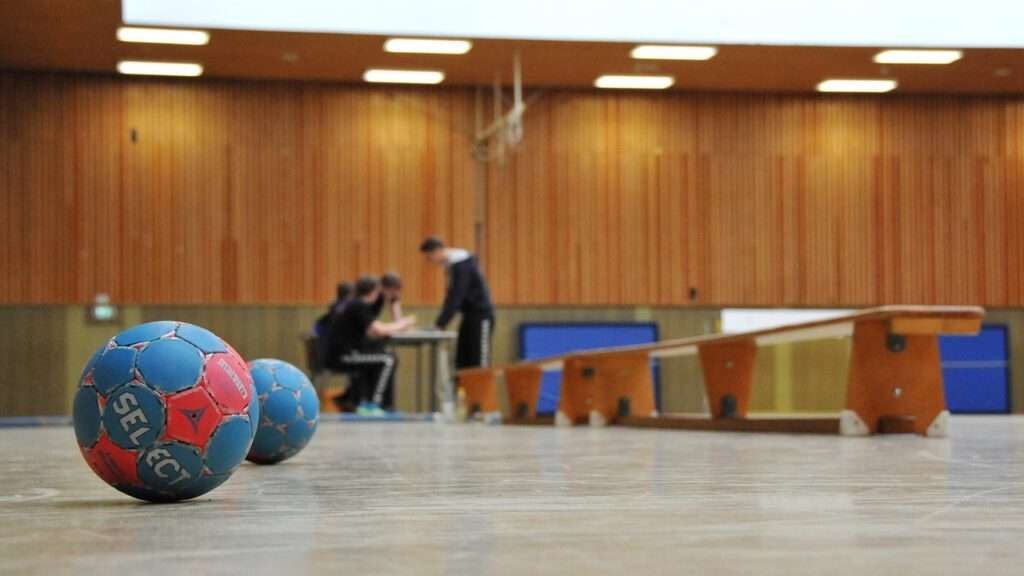 Découvrez comment Paris a dominé Nîmes lors du Championnat de France D1 de handball. Résumé du match, moments forts et performance des équipes dans cette rencontre importante.
