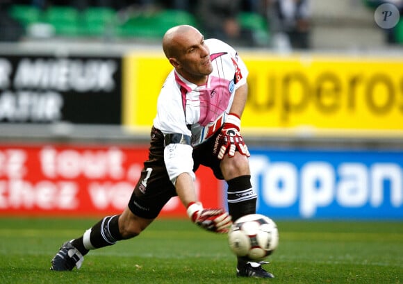 découvrez tout ce qu’il faut savoir sur le dégagement au foot : techniques, astuces et conseils pour améliorer vos relances et optimiser votre jeu défensif. parfait pour débutants et passionnés de football.