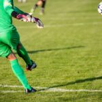 découvrez tout sur le dégagement au foot : technique, règles, astuces pour gardiens et défenseurs afin d'améliorer vos relances et éviter les dangers près du but.