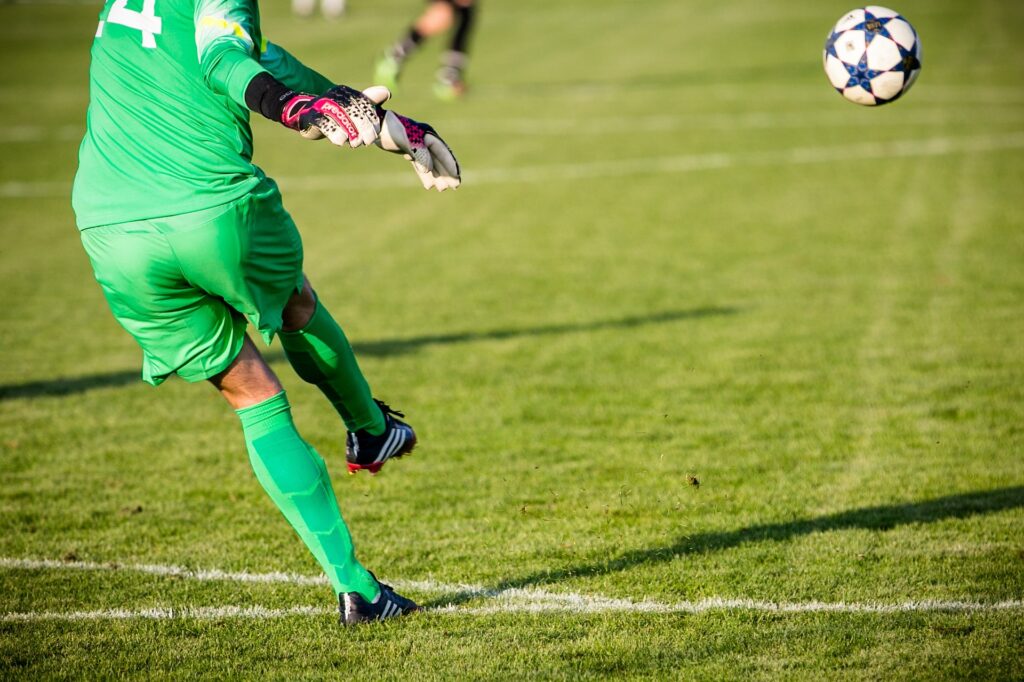 découvrez tout sur le dégagement au foot : technique, règles, astuces pour gardiens et défenseurs afin d'améliorer vos relances et éviter les dangers près du but.