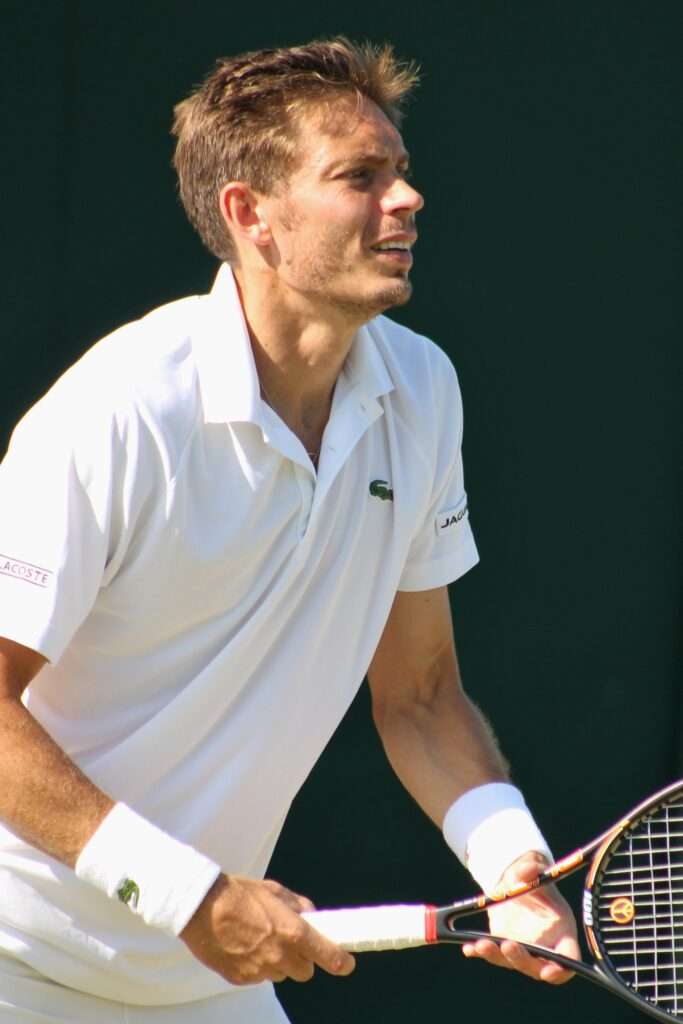découvrez combien de temps dure un match de tennis en fonction du format de jeu, des règles officielles et des différents types de tournois.