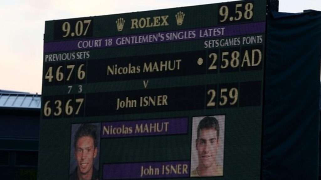 découvrez la durée moyenne d'un match de tennis, les facteurs qui l'influencent et les règles spécifiques pour comprendre combien de temps dure une rencontre de tennis professionnel ou amateur.
