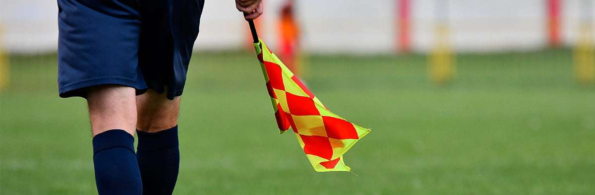 découvrez ce qu'est la règle du hors-jeu en football, son fonctionnement et son importance dans le jeu. comprenez comment elle influence les actions des joueurs sur le terrain.
