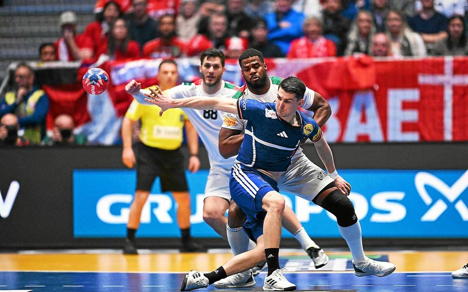 découvrez les bases et stratégies du jeu d'équipe au handball, des règles aux techniques de coopération pour améliorer la performance collective et développer l'esprit d'équipe sur le terrain.