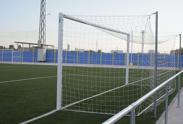 découvrez notre sélection de poteaux de but de football solides et durables. idéal pour l'entraînement ou la compétition, trouvez l'équipement adapté à tous les niveaux et terrains. livraison rapide.