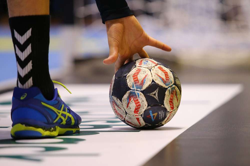 découvrez comment améliorer la puissance de tir au hand-ball : astuces, techniques et exercices pour booster la force de vos tirs et marquer plus de buts.