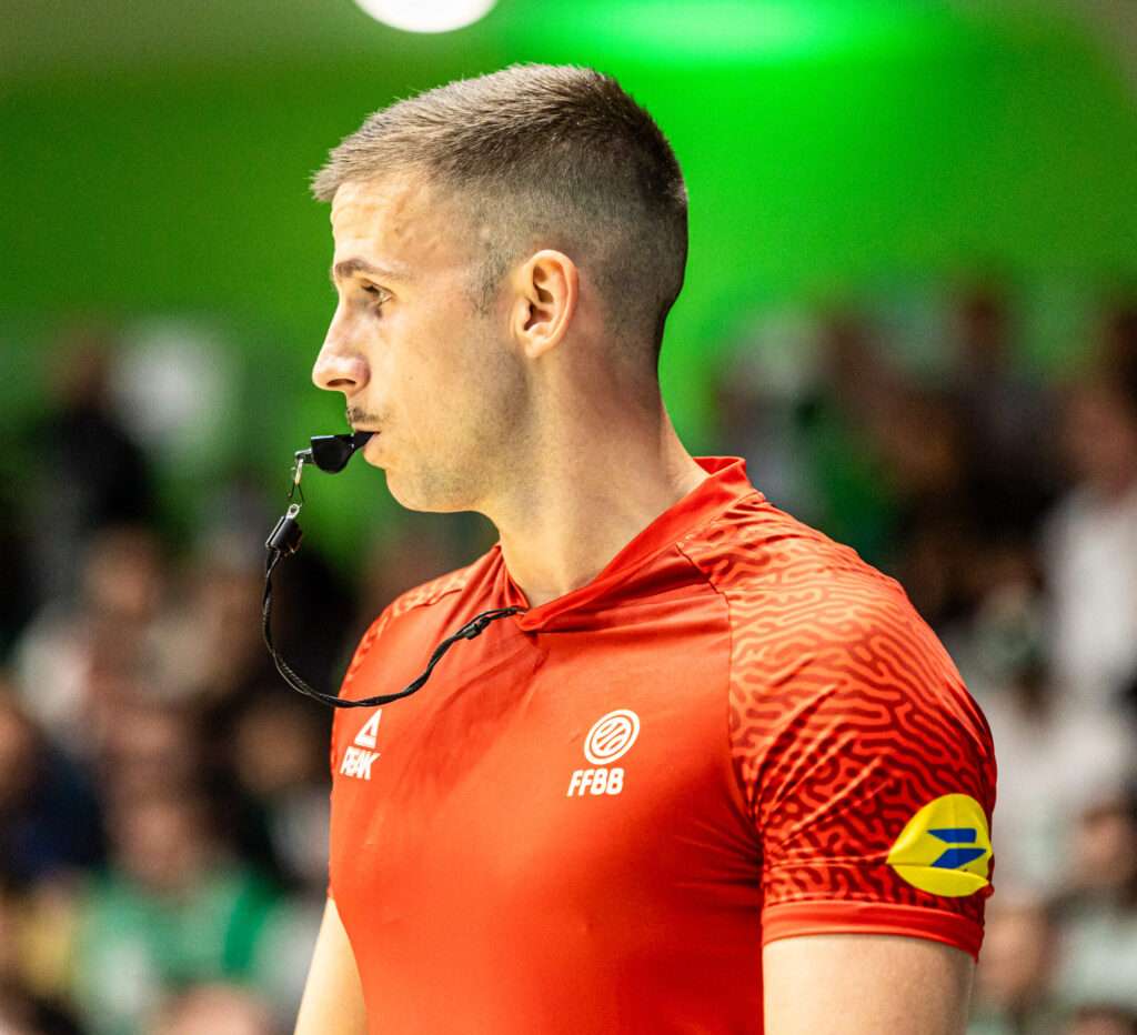 découvrez le rôle crucial de l'arbitre dans le sport, garant du respect des règles, de l'équité et du bon déroulement des compétitions. un acteur indispensable à chaque match !