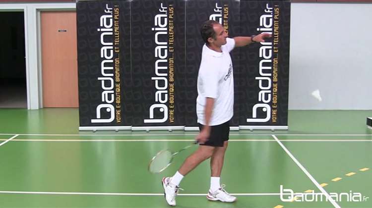 découvrez les meilleures stratégies de service au badminton pour surprendre vos adversaires, prendre l'avantage dès le début de l'échange et améliorer vos performances sur le terrain.