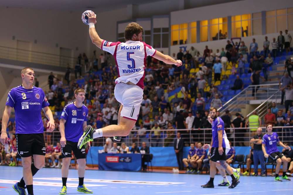 découvrez des conseils et des techniques efficaces pour apprendre à tirer plus fort au handball, améliorer votre puissance de tir et marquer davantage de buts lors de vos matchs.