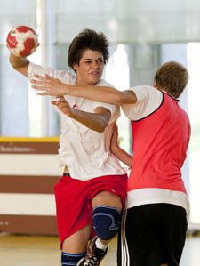 découvrez une analyse complète du coin dans le handball : stratégies, techniques, et conseils pour optimiser chaque action offensive lors des remises en jeu.