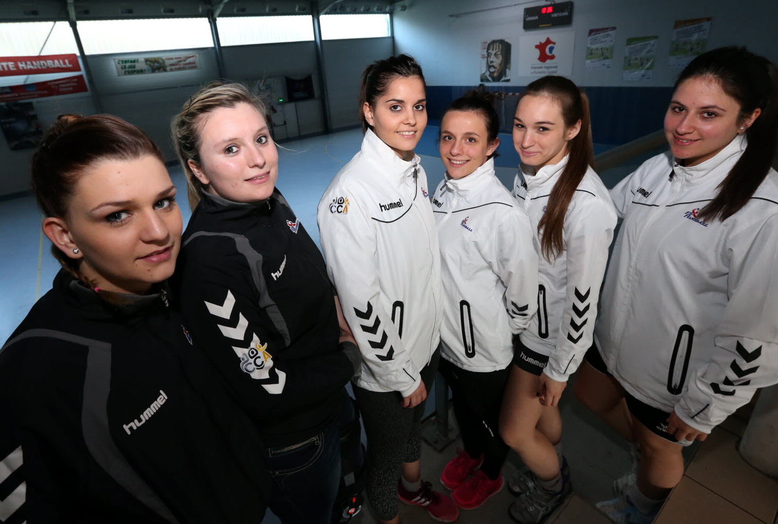 découvrez tout sur les arbitres de handball : leur rôle, les règles qu'ils appliquent et les formations nécessaires pour officier lors des matchs, du niveau amateur au niveau professionnel.