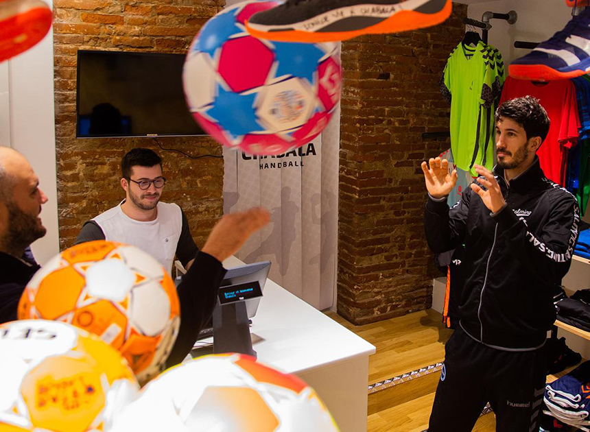 découvrez tout sur le chabala en handball, une technique de tir spectaculaire et efficace qui surprend les gardiens. apprenez comment réaliser un chabala, ses origines, et son importance dans le jeu moderne.