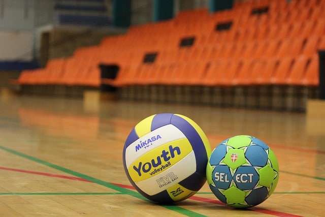 découvrez les dimensions officielles d'un terrain de handball : longueur, largeur, zones clés et informations essentielles pour joueurs et entraîneurs. obtenez toutes les mesures réglementaires.