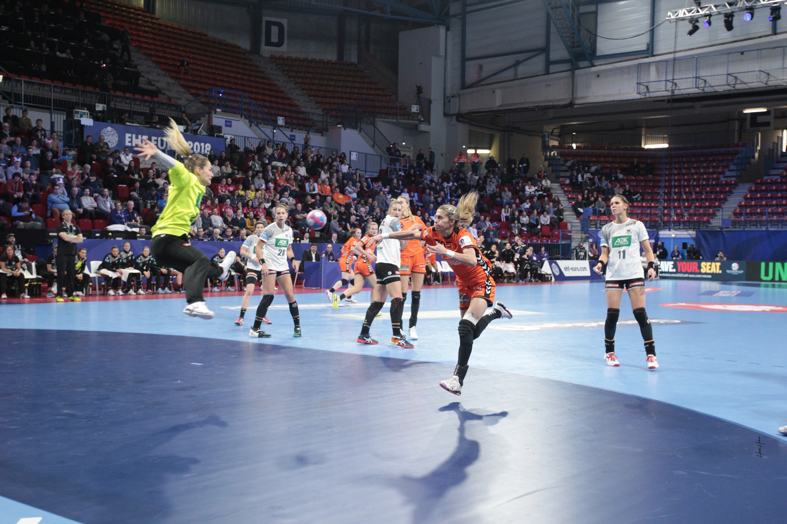 découvrez la durée d’un match de handball, le temps de jeu officiel, les pauses, et les règles qui encadrent la chronométrie dans ce sport dynamique.