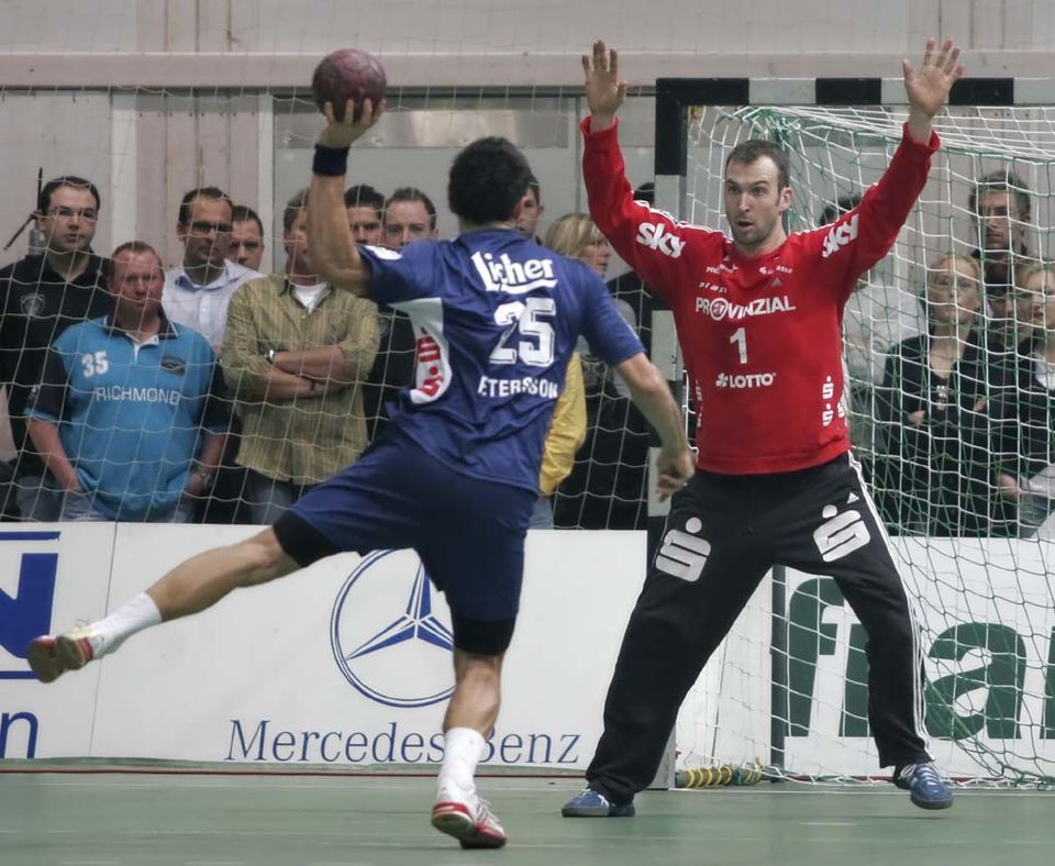 découvrez la durée officielle d'une mi-temps au handball, les règles en vigueur et les spécificités selon les catégories et niveaux de compétition.