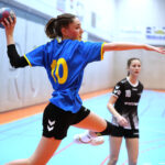 découvrez la durée d'une mi-temps au handball, les règles officielles et ce qui influence le temps de jeu pour chaque catégorie.