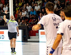 découvrez l'origine et la signification du mot 'hand-ball', son évolution linguistique et historique, ainsi que son introduction en france et dans le monde.