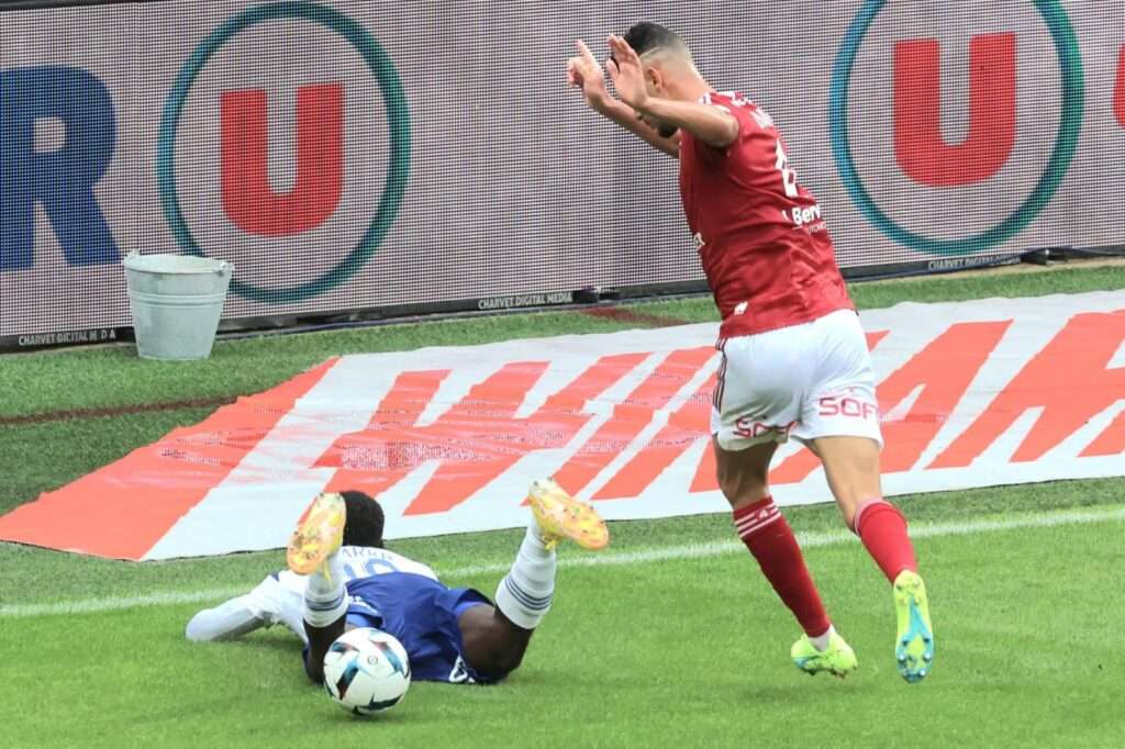 découvrez ce qu'est une faute commise par un défenseur au football, ses conséquences, et comment elle impacte le jeu. explications claires pour mieux comprendre les règles !