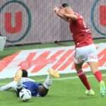 découvrez ce qu'est une faute commise par un défenseur au football, ses conséquences, et comment elle impacte le jeu. explications claires pour mieux comprendre les règles !