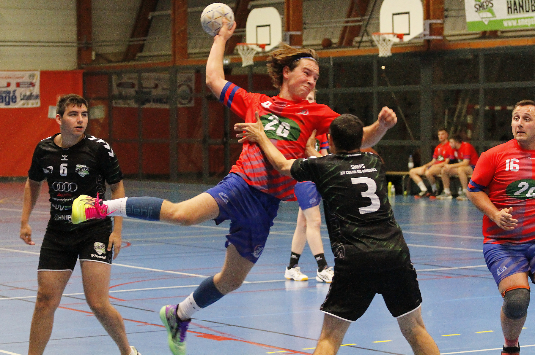 découvrez le handball dynamique, un sport collectif intense alliant vitesse, agilité et esprit d'équipe. plongez dans l'univers passionnant de ce jeu spectaculaire idéal pour tous les amateurs de sensations fortes !