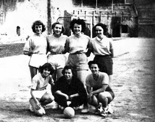 découvrez l'histoire du handball, de ses origines à son évolution mondiale, en passant par les règles qui ont façonné ce sport dynamique et passionnant.