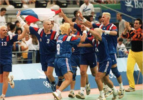 découvrez l’histoire fascinante du handball : de ses origines à son évolution, les grandes dates, l’apparition des règles et l’essor de ce sport collectif à l’international.