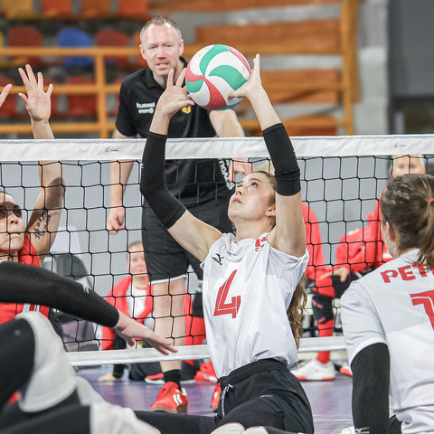 découvrez l’histoire passionnante du volleyball, de sa création aux grandes compétitions internationales, en passant par les évolutions de ses règles et de son jeu à travers les époques.