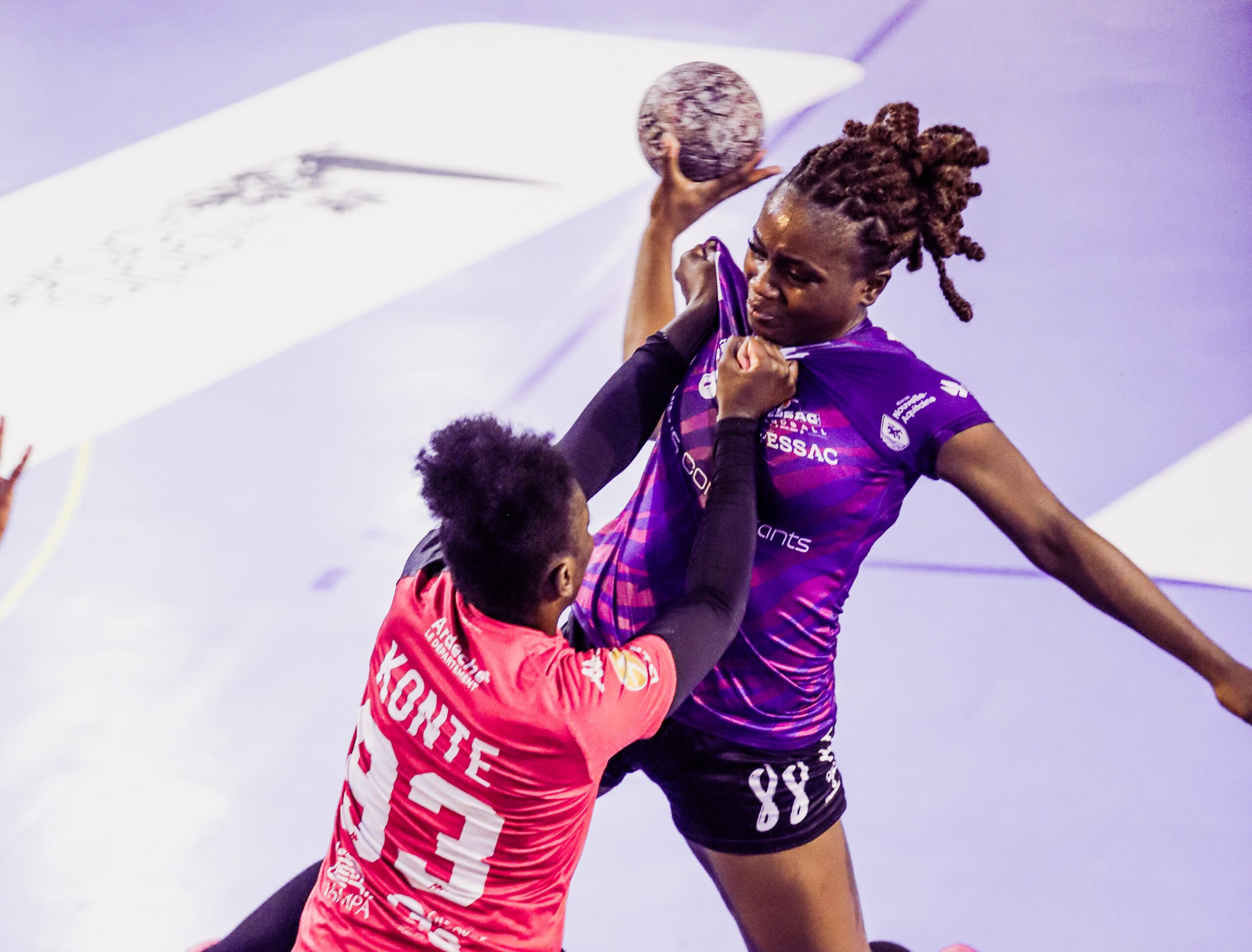 découvrez tout ce qu'il faut savoir sur le jet de 7 mètres au handball : règles, techniques et astuces pour marquer des points lors de cette sanction décisive !