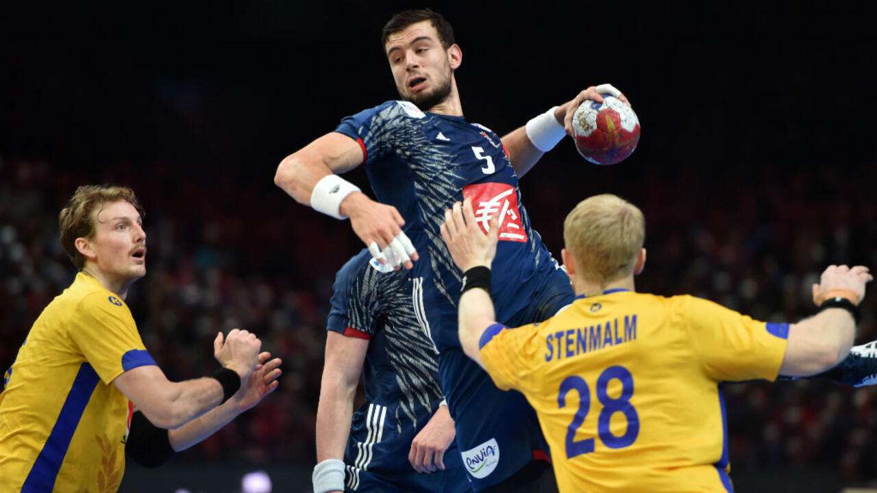 découvrez toutes les techniques et astuces pour marquer au handball, améliorer votre précision de tir et devenir un buteur incontournable sur le terrain.