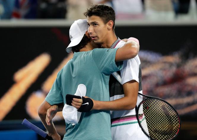 découvrez l'origine du tennis, depuis ses premières formes médiévales jusqu'à son évolution en sport moderne, et apprenez comment ce jeu passionnant a conquis le monde.