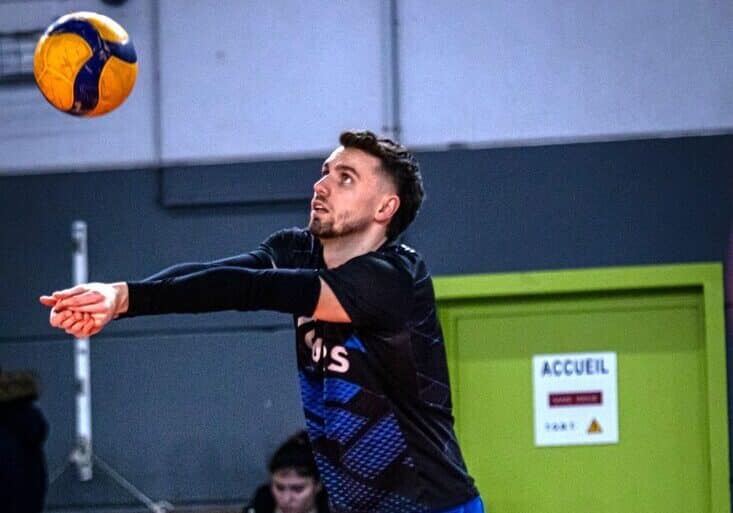 découvrez l'origine du volley-ball : son histoire, ses inventeurs et l'évolution de ce sport populaire à travers le temps.