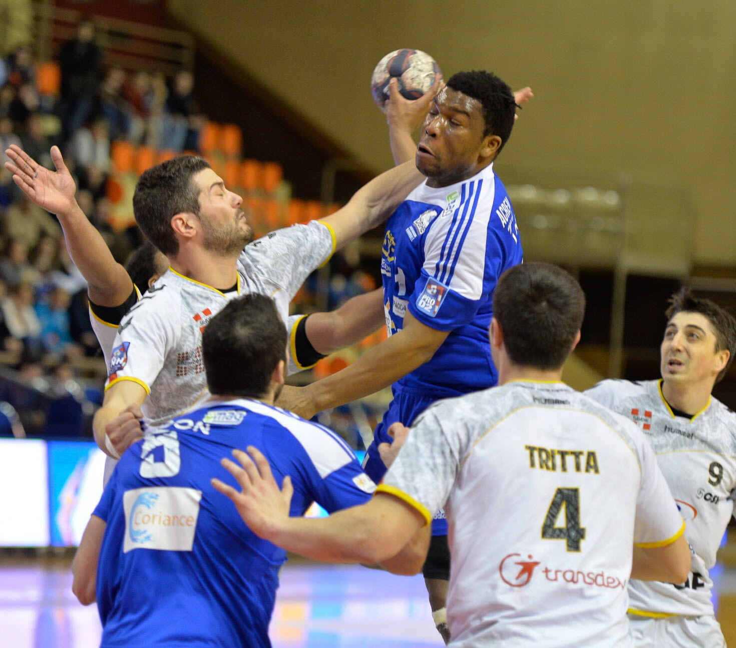 découvrez les différents postes au handball, leurs rôles et spécificités sur le terrain. apprenez à mieux comprendre les positions pour progresser dans votre pratique du handball.