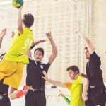 découvrez les principales règles du handball : terrain, joueurs, durée d'un match, fautes, sanctions et principes du jeu. guide complet pour bien comprendre ce sport dynamique !