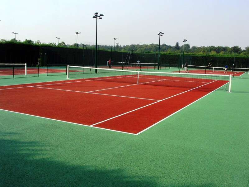découvrez la superficie d'un terrain de tennis, ses dimensions officielles et les règles à connaître pour mieux comprendre l'espace de jeu, que ce soit pour le simple ou le double.