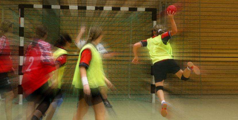 découvrez des astuces efficaces pour progresser en handball, améliorer votre technique et optimiser vos performances sur le terrain.