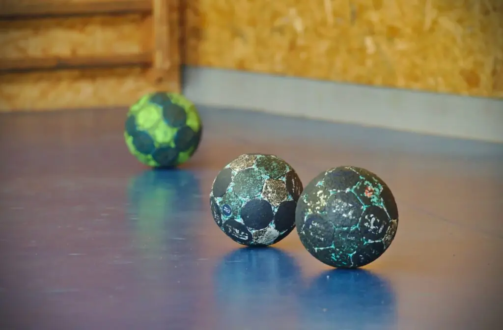 découvrez comment choisir la taille idéale de ballon de handball pour tous les âges et niveaux, afin d'optimiser votre jeu et votre confort.
