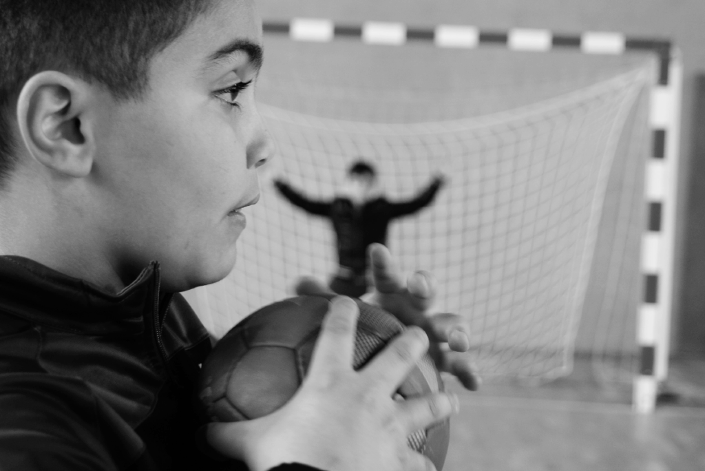 découvrez des techniques efficaces de défense au handball pour stopper les attaques adverses et renforcer la solidité de votre équipe en défense.