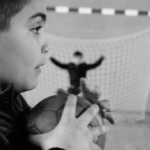 découvrez des techniques efficaces de défense au handball pour stopper les attaques adverses et renforcer la solidité de votre équipe en défense.