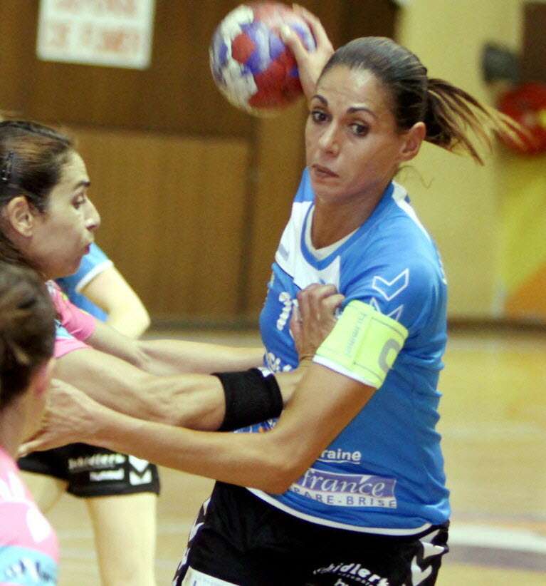 découvrez notre guide complet pour dessiner le handball, avec des conseils détaillés sur les mouvements et techniques pour capturer l'énergie et la précision de ce sport dynamique.