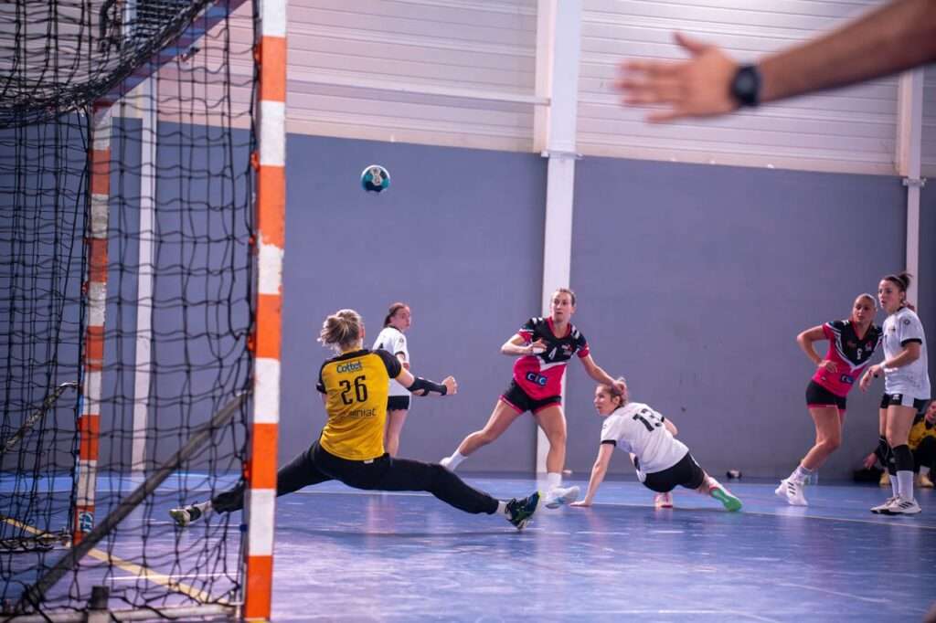 découvrez la durée officielle des matchs de handball, les différentes phases de jeu et les règles temporelles essentielles pour bien suivre ce sport dynamique.