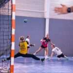 découvrez la durée officielle des matchs de handball, les différentes phases de jeu et les règles temporelles essentielles pour bien suivre ce sport dynamique.