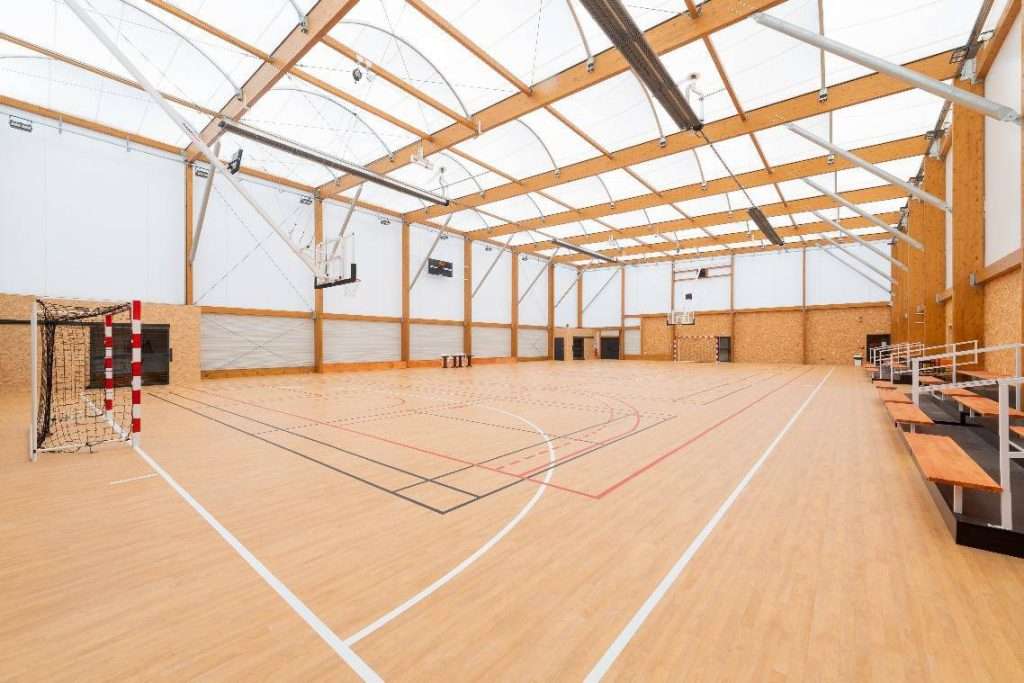 découvrez notre gymnase handball, un espace dédié au sport offrant des installations modernes pour tous les passionnés de handball et d'activités sportives.