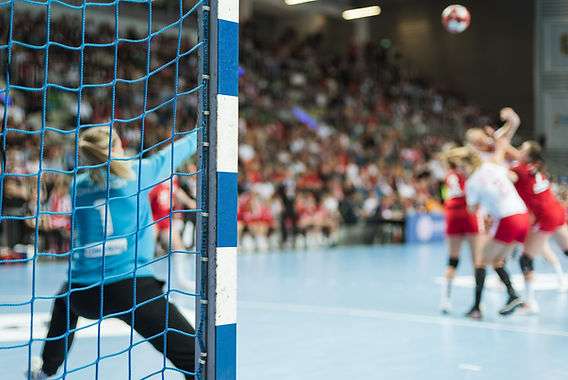 découvrez comment optimiser la performance en handball grâce à la préparation physique et aux techniques de tir efficaces pour améliorer votre jeu.