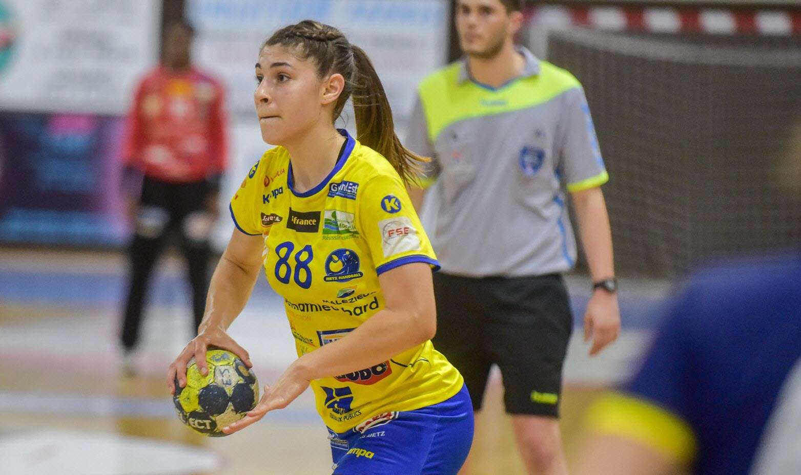 découvrez l'origine et l'évolution du handball, de ses premières formes ancestrales à son essor en tant que sport international. plongez dans l'histoire passionnante des racines du handball.