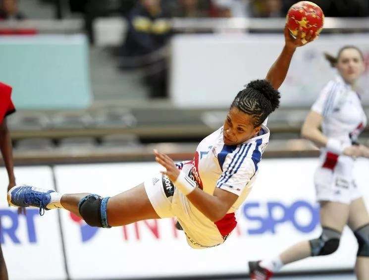 découvrez les techniques clés pour maîtriser le tir au handball et améliorer vos performances sur le terrain.