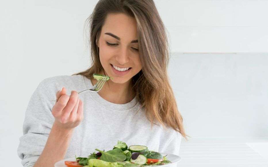 découvrez comment une alimentation équilibrée peut prévenir la chute de cheveux et favoriser une croissance capillaire saine grâce à des conseils nutritionnels adaptés.