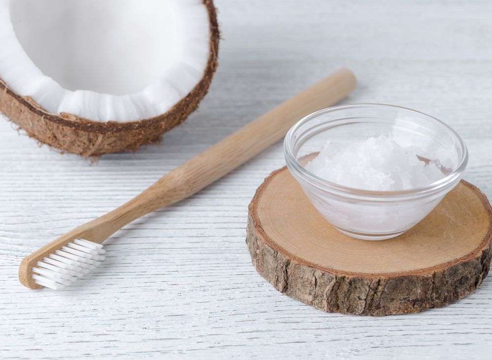 découvrez les bienfaits du bain de bouche oil pulling et apprenez comment l'utiliser efficacement pour une meilleure hygiène bucco-dentaire et un souffle frais au naturel.