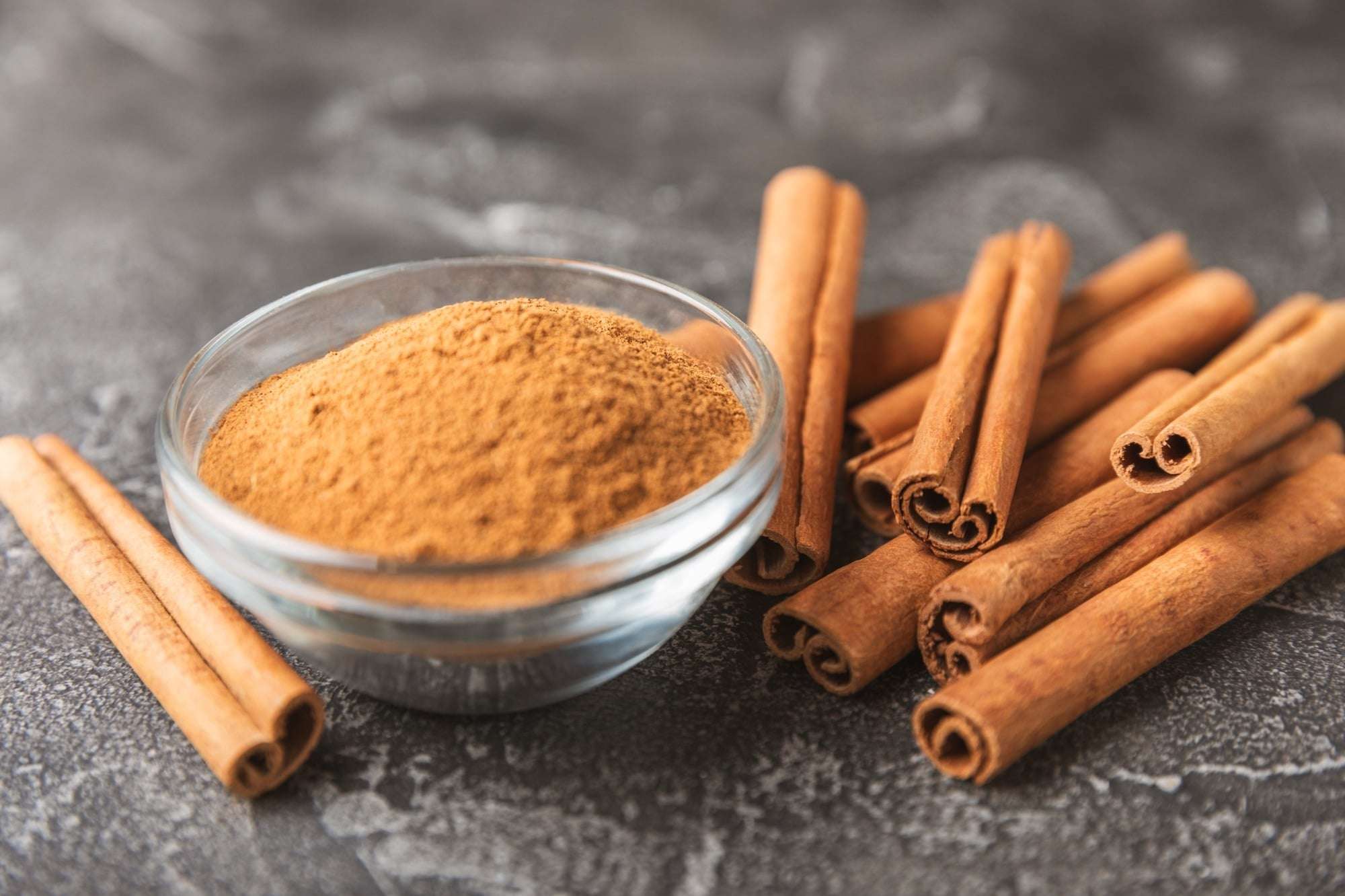 découvrez les bienfaits de la cannelle pour la santé : propriétés anti-inflammatoires, antioxydantes et ses effets positifs sur la digestion et la circulation.