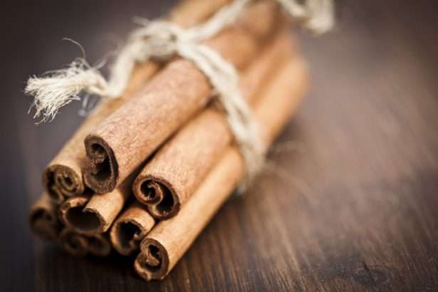 découvrez les bienfaits de la cannelle pour la santé : propriétés anti-inflammatoires, amélioration de la digestion et régulation du sucre sanguin.